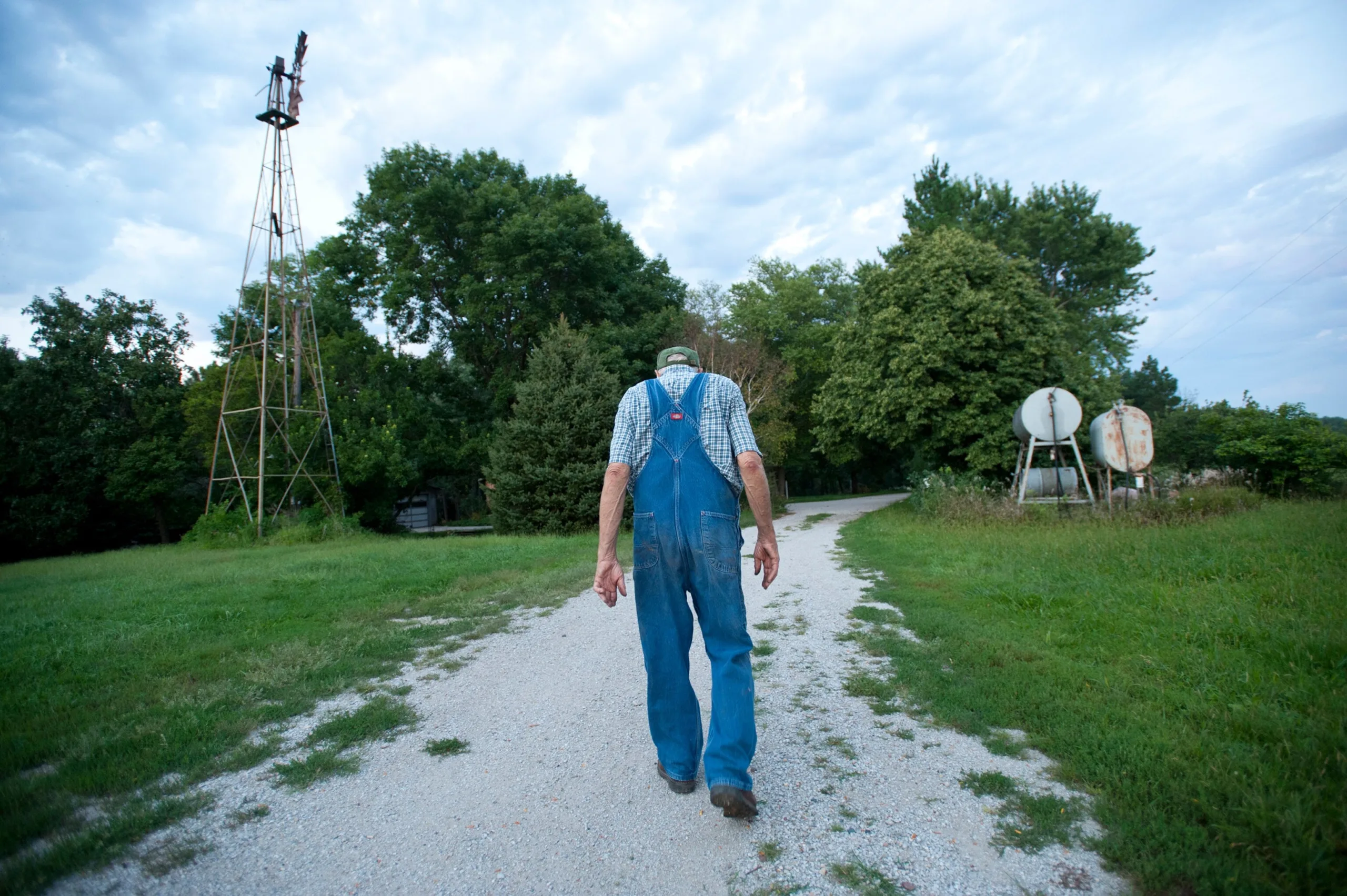 How much does the average American farmer earn per year