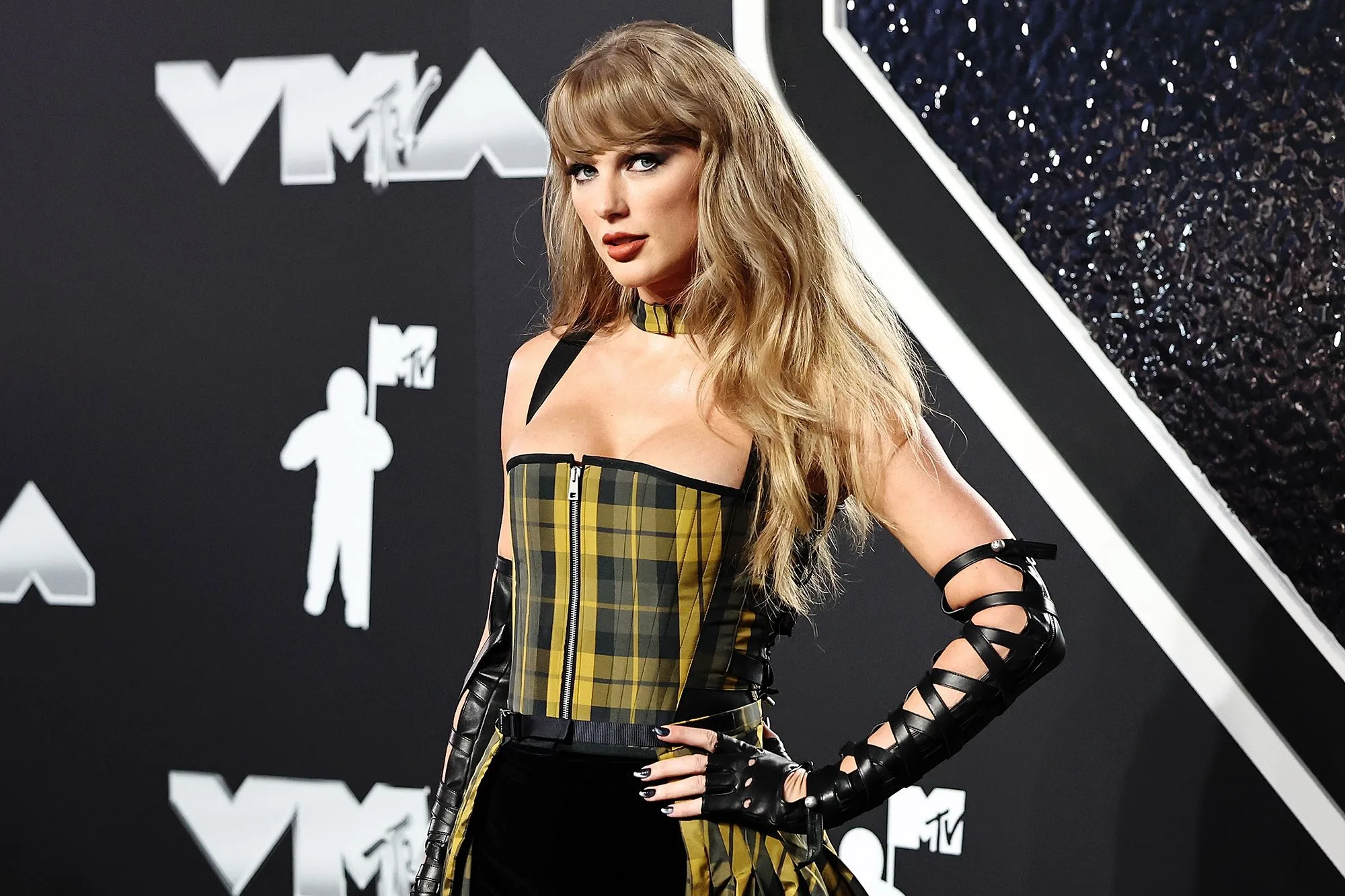 Sabrina Carpenter Pays Homage to Madonna at the 2024 MTV VMAs in Vintage Oscars Gown