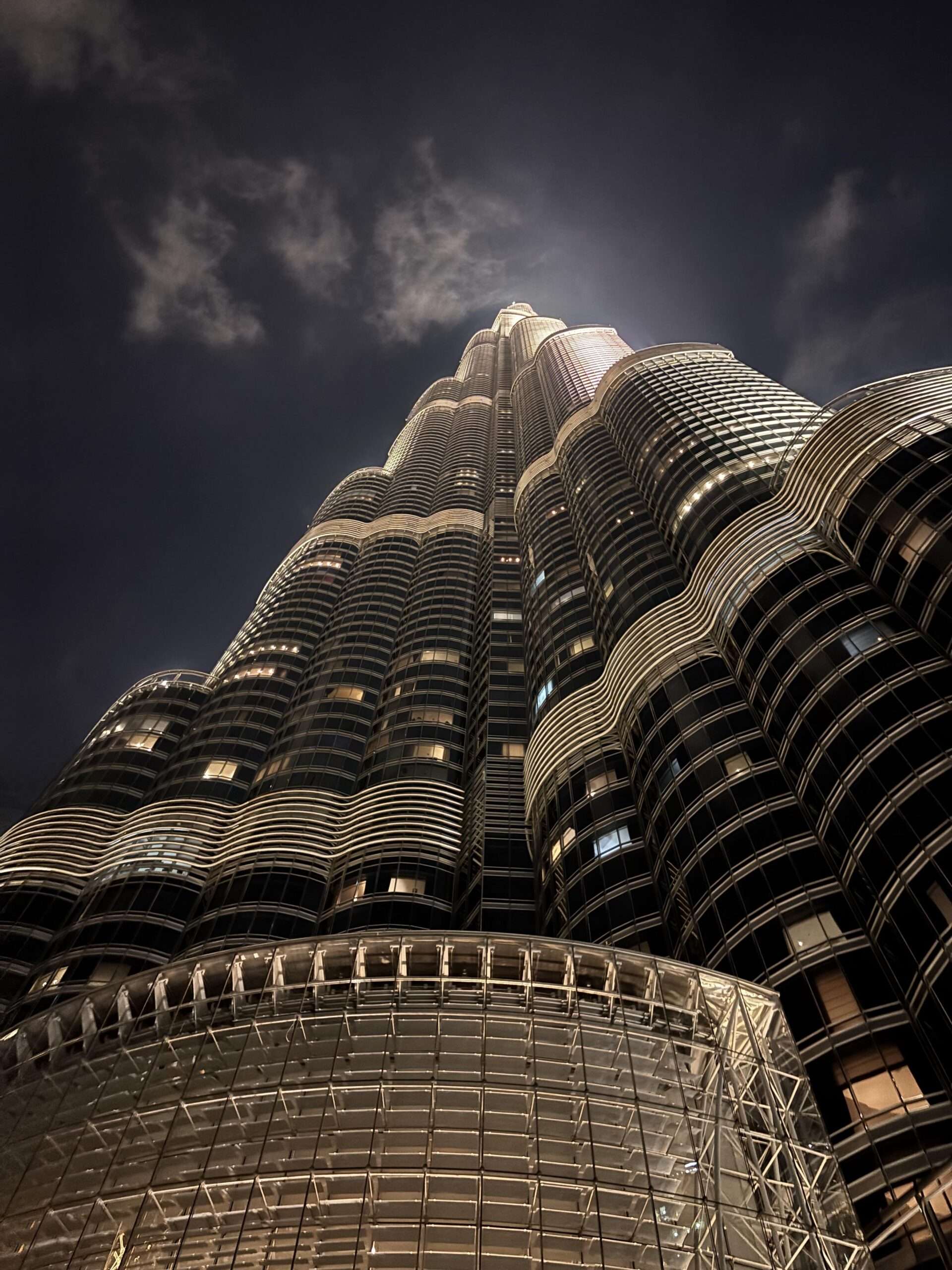 When Should You Visit Burj Khalifa – Day or Night?