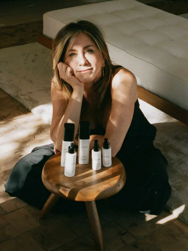 Jennifer Aniston’s hair care brand, LolaVie, has recently introduced a sculpting paste designed to manage flyaways.